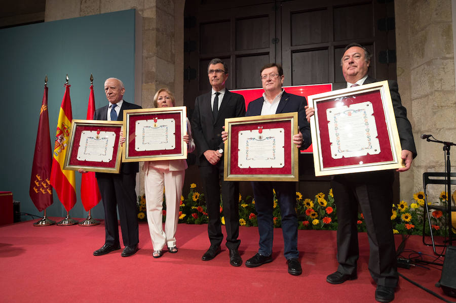 El Almudí acoge el acto conmemorativo del Día de Murcia, presidido por José Ballesta y en el que Mari Trini, Los Parrandboleros, la unidad de trasplantes de la Arrixaca y el grupo Virgen de la Vega recibieron las distinciones de la ciudad