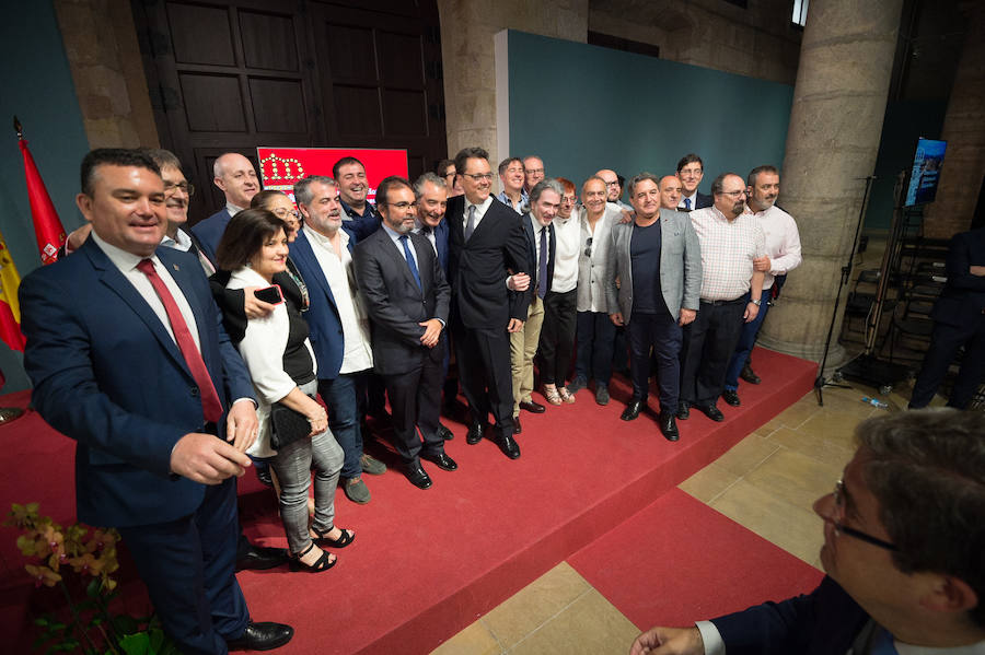 El Almudí acoge el acto conmemorativo del Día de Murcia, presidido por José Ballesta y en el que Mari Trini, Los Parrandboleros, la unidad de trasplantes de la Arrixaca y el grupo Virgen de la Vega recibieron las distinciones de la ciudad
