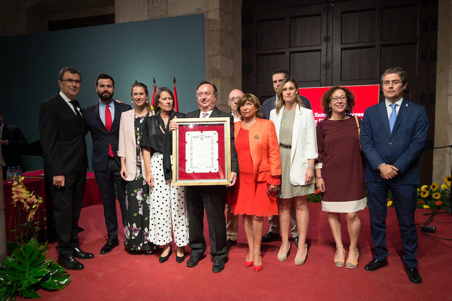 El Almudí acoge el acto conmemorativo del Día de Murcia, presidido por José Ballesta y en el que Mari Trini, Los Parrandboleros, la unidad de trasplantes de la Arrixaca y el grupo Virgen de la Vega recibieron las distinciones de la ciudad