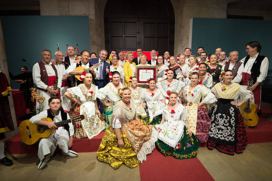 El Almudí acoge el acto conmemorativo del Día de Murcia, presidido por José Ballesta y en el que Mari Trini, Los Parrandboleros, la unidad de trasplantes de la Arrixaca y el grupo Virgen de la Vega recibieron las distinciones de la ciudad
