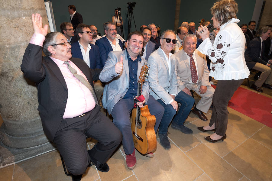 El Almudí acoge el acto conmemorativo del Día de Murcia, presidido por José Ballesta y en el que Mari Trini, Los Parrandboleros, la unidad de trasplantes de la Arrixaca y el grupo Virgen de la Vega recibieron las distinciones de la ciudad