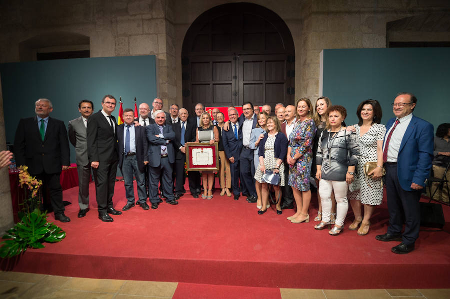 El Almudí acoge el acto conmemorativo del Día de Murcia, presidido por José Ballesta y en el que Mari Trini, Los Parrandboleros, la unidad de trasplantes de la Arrixaca y el grupo Virgen de la Vega recibieron las distinciones de la ciudad