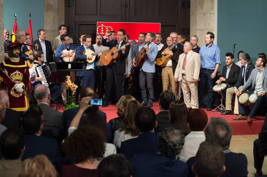 El Almudí acoge el acto conmemorativo del Día de Murcia, presidido por José Ballesta y en el que Mari Trini, Los Parrandboleros, la unidad de trasplantes de la Arrixaca y el grupo Virgen de la Vega recibieron las distinciones de la ciudad