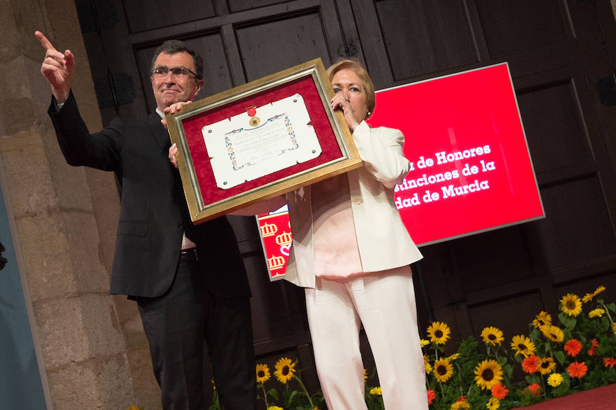El Almudí acoge el acto conmemorativo del Día de Murcia, presidido por José Ballesta y en el que Mari Trini, Los Parrandboleros, la unidad de trasplantes de la Arrixaca y el grupo Virgen de la Vega recibieron las distinciones de la ciudad