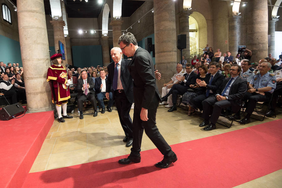 El Almudí acoge el acto conmemorativo del Día de Murcia, presidido por José Ballesta y en el que Mari Trini, Los Parrandboleros, la unidad de trasplantes de la Arrixaca y el grupo Virgen de la Vega recibieron las distinciones de la ciudad