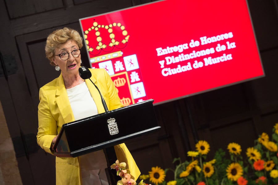 El Almudí acoge el acto conmemorativo del Día de Murcia, presidido por José Ballesta y en el que Mari Trini, Los Parrandboleros, la unidad de trasplantes de la Arrixaca y el grupo Virgen de la Vega recibieron las distinciones de la ciudad