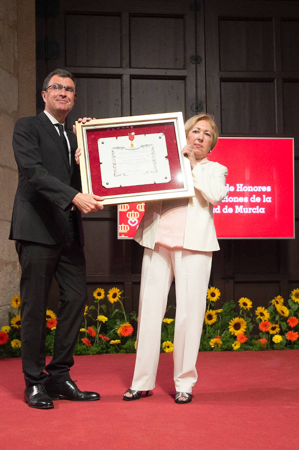 El Almudí acoge el acto conmemorativo del Día de Murcia, presidido por José Ballesta y en el que Mari Trini, Los Parrandboleros, la unidad de trasplantes de la Arrixaca y el grupo Virgen de la Vega recibieron las distinciones de la ciudad