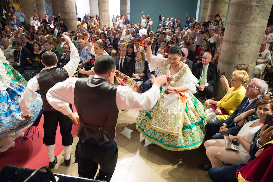 El Almudí acoge el acto conmemorativo del Día de Murcia, presidido por José Ballesta y en el que Mari Trini, Los Parrandboleros, la unidad de trasplantes de la Arrixaca y el grupo Virgen de la Vega recibieron las distinciones de la ciudad