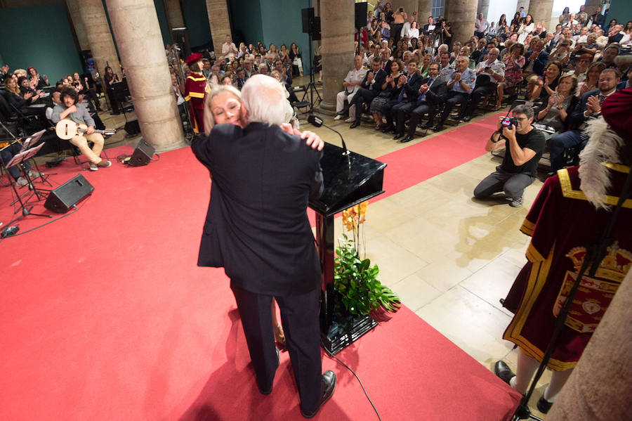 El Almudí acoge el acto conmemorativo del Día de Murcia, presidido por José Ballesta y en el que Mari Trini, Los Parrandboleros, la unidad de trasplantes de la Arrixaca y el grupo Virgen de la Vega recibieron las distinciones de la ciudad