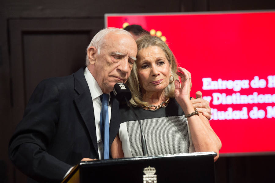 El Almudí acoge el acto conmemorativo del Día de Murcia, presidido por José Ballesta y en el que Mari Trini, Los Parrandboleros, la unidad de trasplantes de la Arrixaca y el grupo Virgen de la Vega recibieron las distinciones de la ciudad