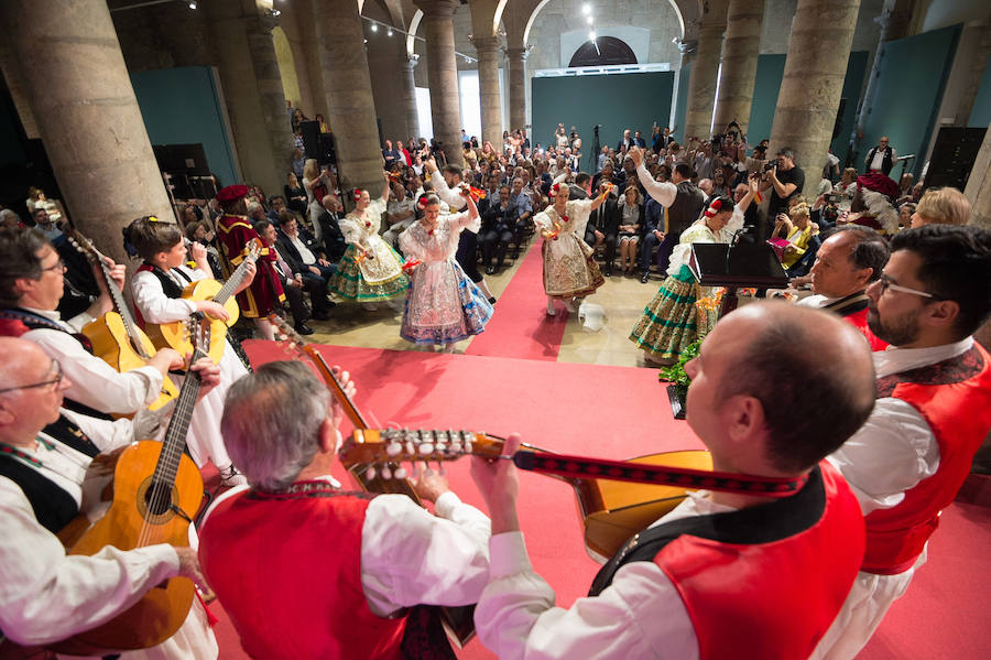 El Almudí acoge el acto conmemorativo del Día de Murcia, presidido por José Ballesta y en el que Mari Trini, Los Parrandboleros, la unidad de trasplantes de la Arrixaca y el grupo Virgen de la Vega recibieron las distinciones de la ciudad