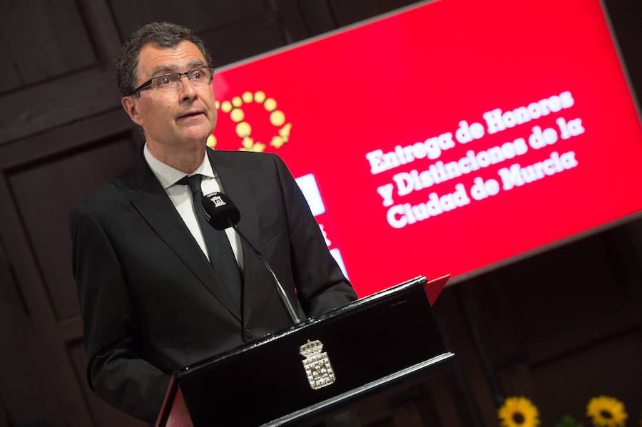 El Almudí acoge el acto conmemorativo del Día de Murcia, presidido por José Ballesta y en el que Mari Trini, Los Parrandboleros, la unidad de trasplantes de la Arrixaca y el grupo Virgen de la Vega recibieron las distinciones de la ciudad