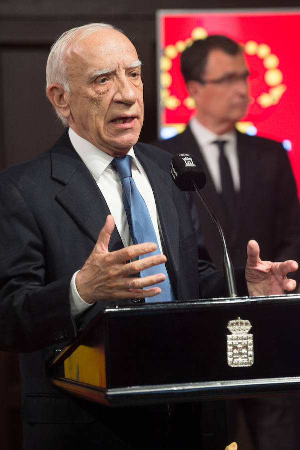 El Almudí acoge el acto conmemorativo del Día de Murcia, presidido por José Ballesta y en el que Mari Trini, Los Parrandboleros, la unidad de trasplantes de la Arrixaca y el grupo Virgen de la Vega recibieron las distinciones de la ciudad