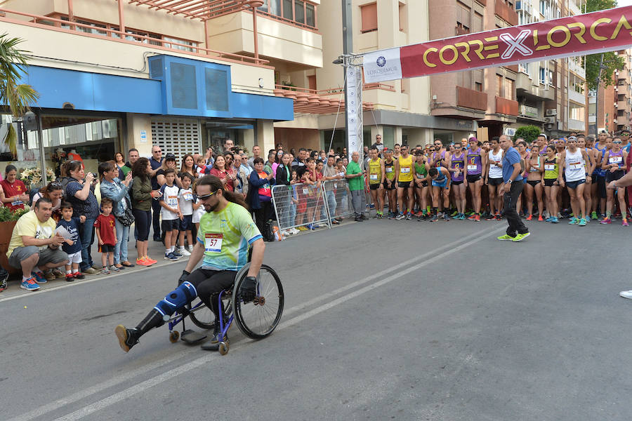 La prueba deportiva bate su récord de participación, con 1.200 inscritos. Antes de dar el pistoletazo de salida,se guardó un minutode silencio en memoriade las víctimas de los terremotos de 2011