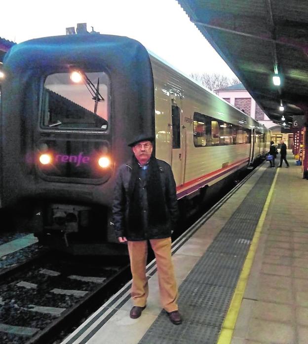Ángel Pérez Martos, ante uno de los trenes que tomó. 