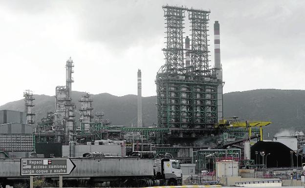 Vista general de las instalaciones de Repsol en el Valle de Escombreras. 