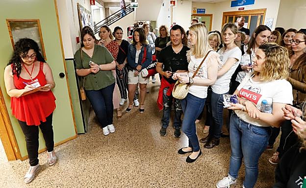 Opositores esperan para entrar al aula, este domingo, en el campus de Espinardo. 