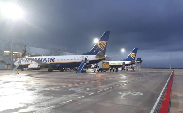 Dos aviones de la compañía Ryanair, en el aeropuerto de Corvera.