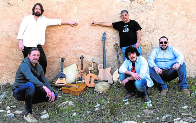 Componentes del grupo de música folk Malvariche, con Rafael Medina, de pie, a la derecha. 