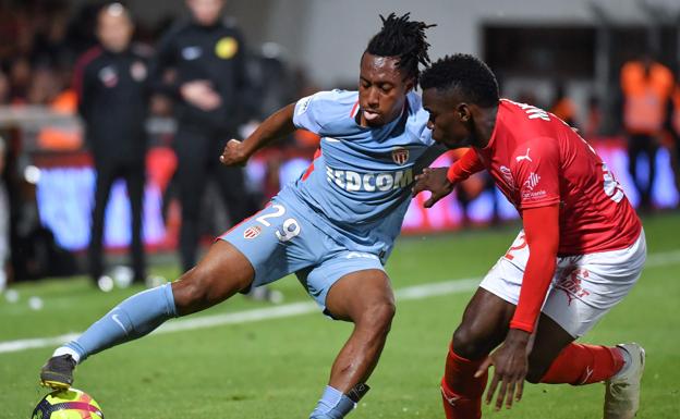 Gelson Martins pugna con el jugador del Nimes Faitout Maoussa en un partido del Mónaco de Ligue 1
