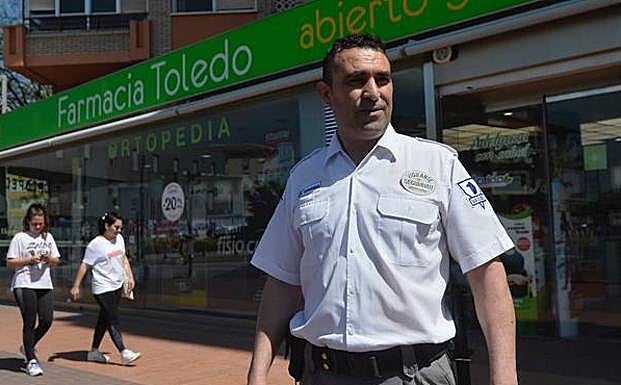 José Sánchez enfrente de una de las farmacias en las que entró el presunto atracador.
