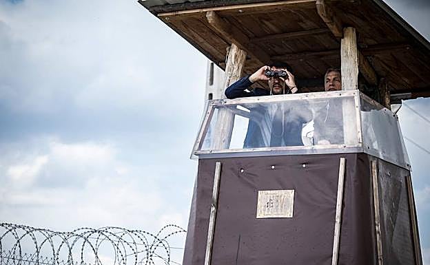 Salvini y Orbán observan desde una torre las alambradas fronterizas para frenar a los inmigrantes.