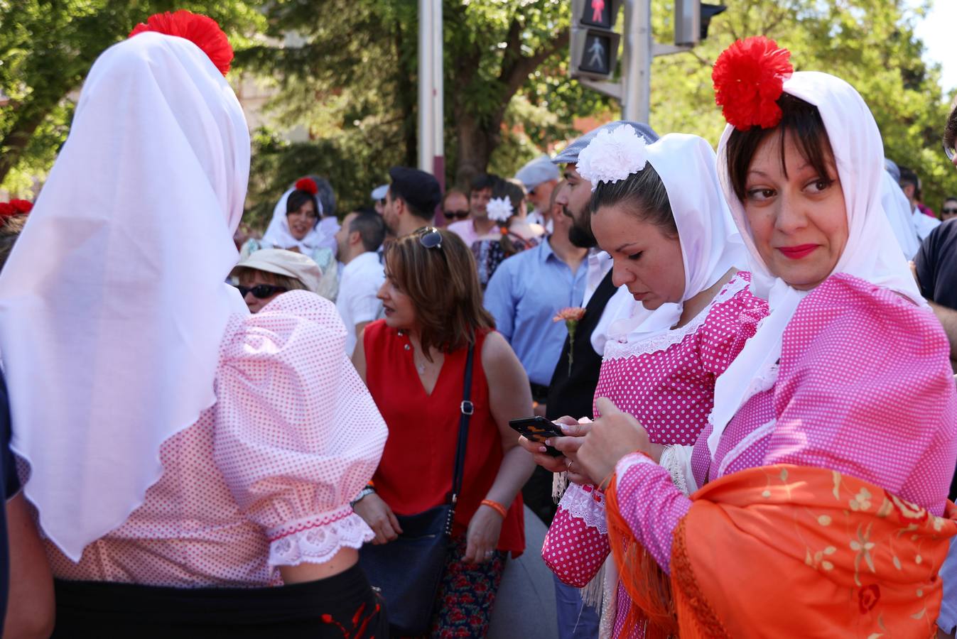 Grupos de personas, ataviados con los trajes de chulapos, en la pradera de San Isidro en el día que se celebra la festividad de San Isidro, patrón de la capital de España.