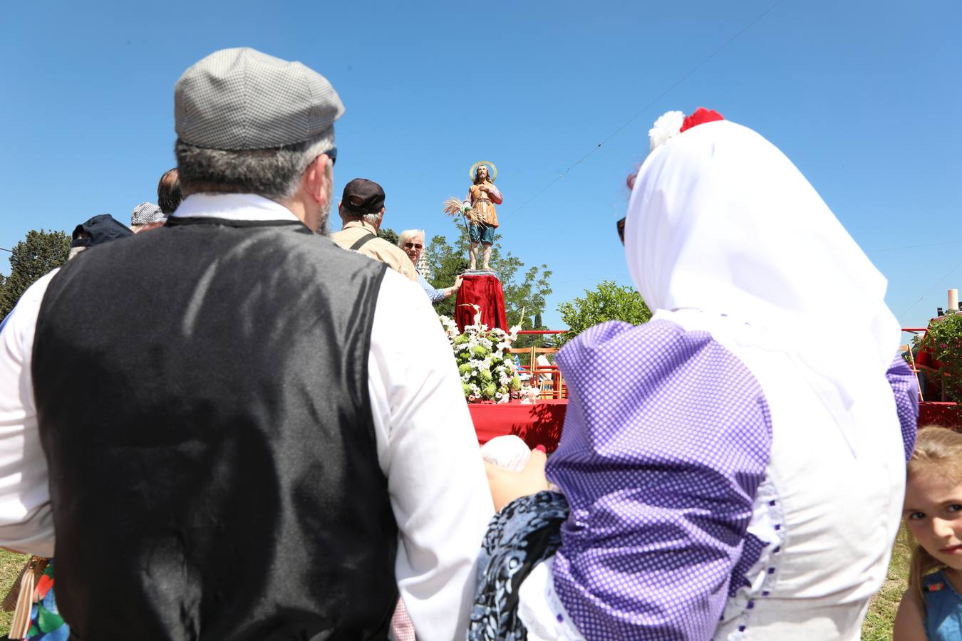 Grupos de personas, ataviados con los trajes de chulapos, en la pradera de San Isidro en el día que se celebra la festividad de San Isidro, patrón de la capital de España.