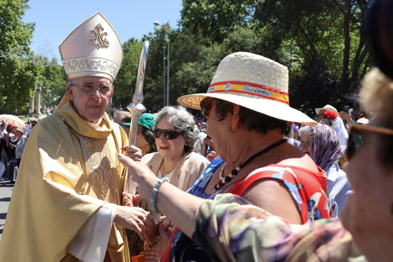Grupos de personas, ataviados con los trajes de chulapos, en la pradera de San Isidro en el día que se celebra la festividad de San Isidro, patrón de la capital de España.
