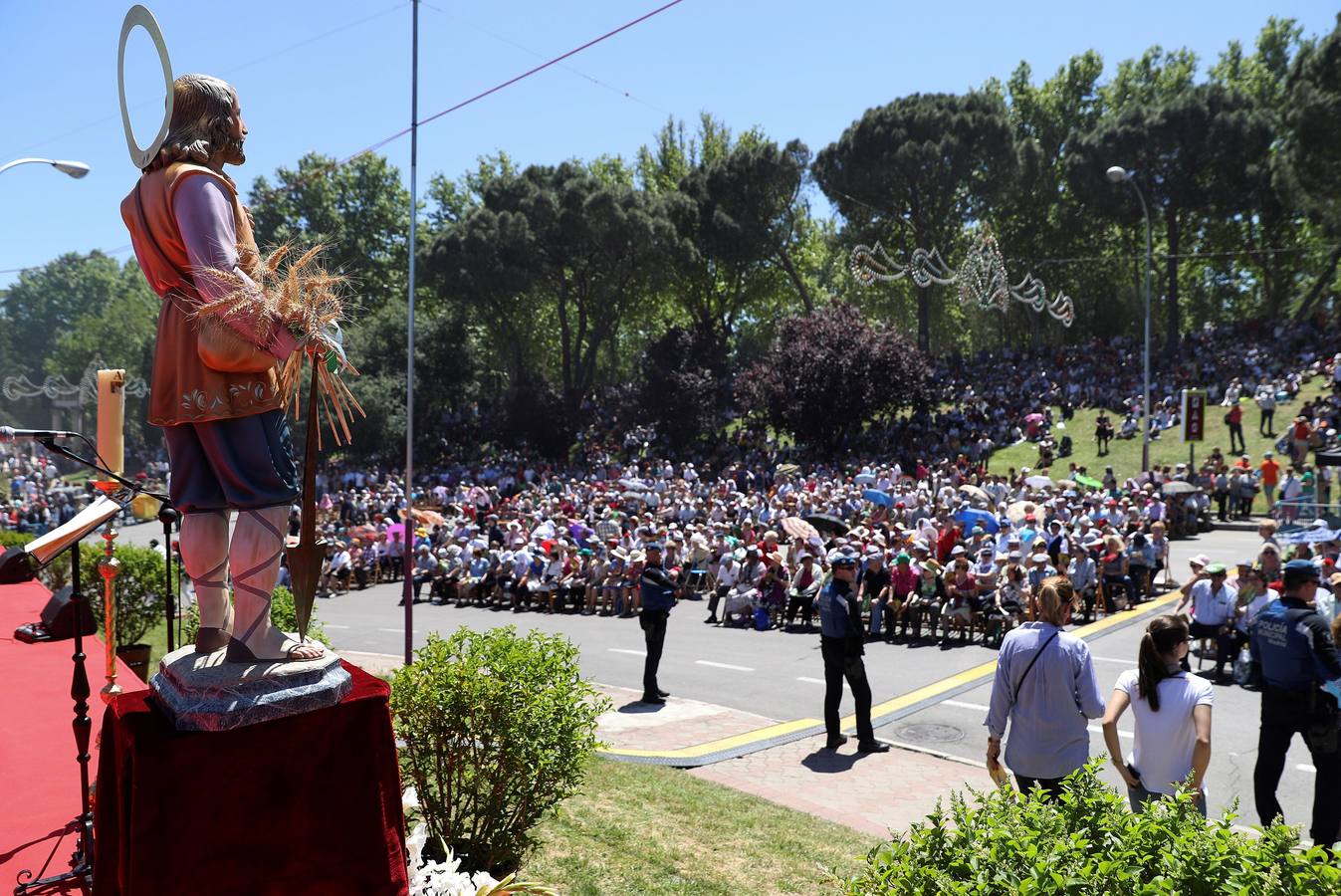 Grupos de personas, ataviados con los trajes de chulapos, en la pradera de San Isidro en el día que se celebra la festividad de San Isidro, patrón de la capital de España.