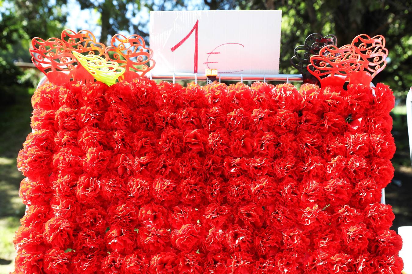 Grupos de personas, ataviados con los trajes de chulapos, en la pradera de San Isidro en el día que se celebra la festividad de San Isidro, patrón de la capital de España.