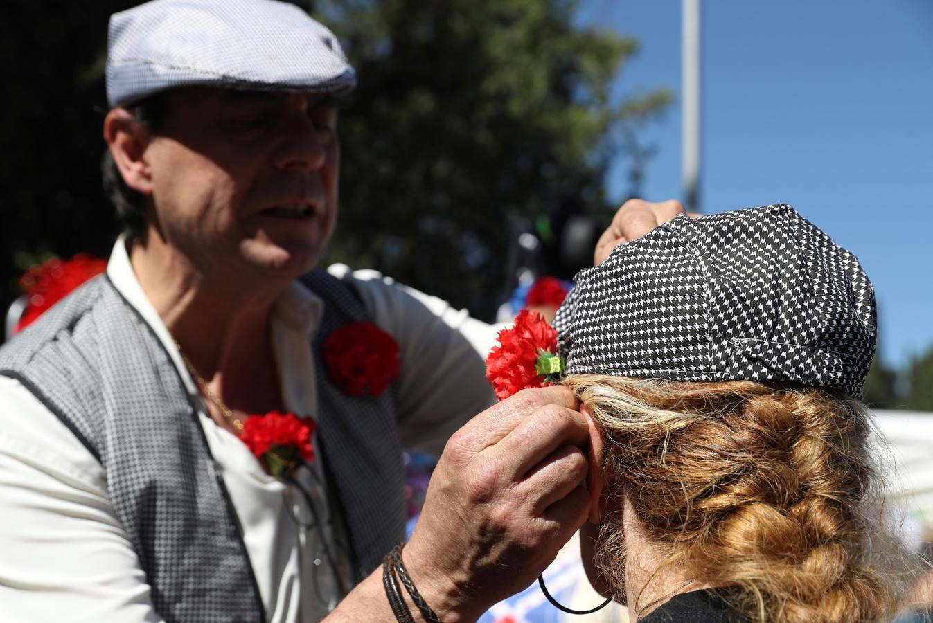 Grupos de personas, ataviados con los trajes de chulapos, en la pradera de San Isidro en el día que se celebra la festividad de San Isidro, patrón de la capital de España.