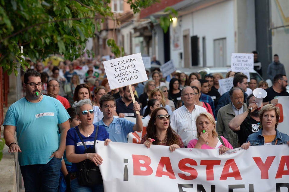 Cientos de personas salieron de sus casas para protestar ante la oleada de robos y hurtos