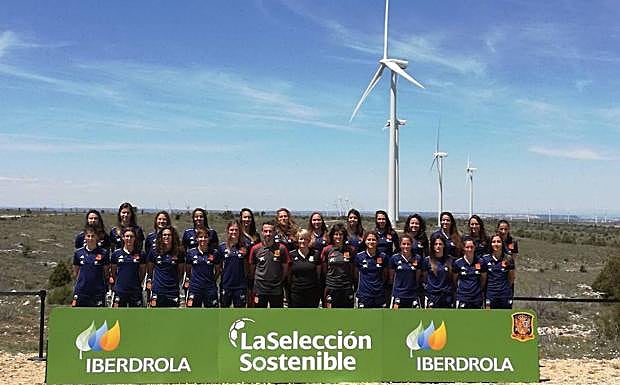 La seleccion 'sostenible' española, en el Parque Eólico de Maranchón. 