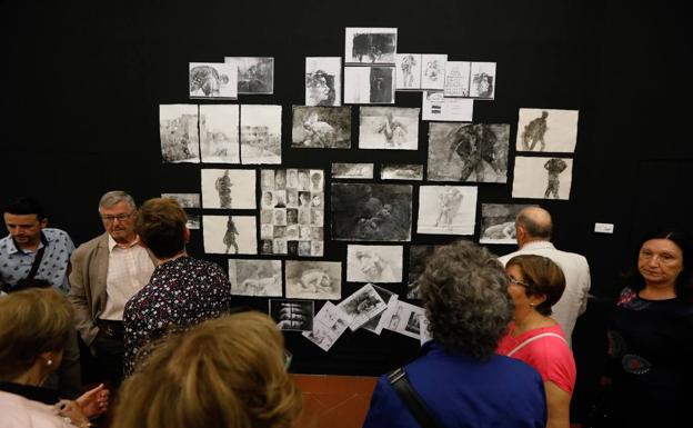 Asistentes a la inauguración de la exposición de Pedro Cano en la sala Verónicas. 