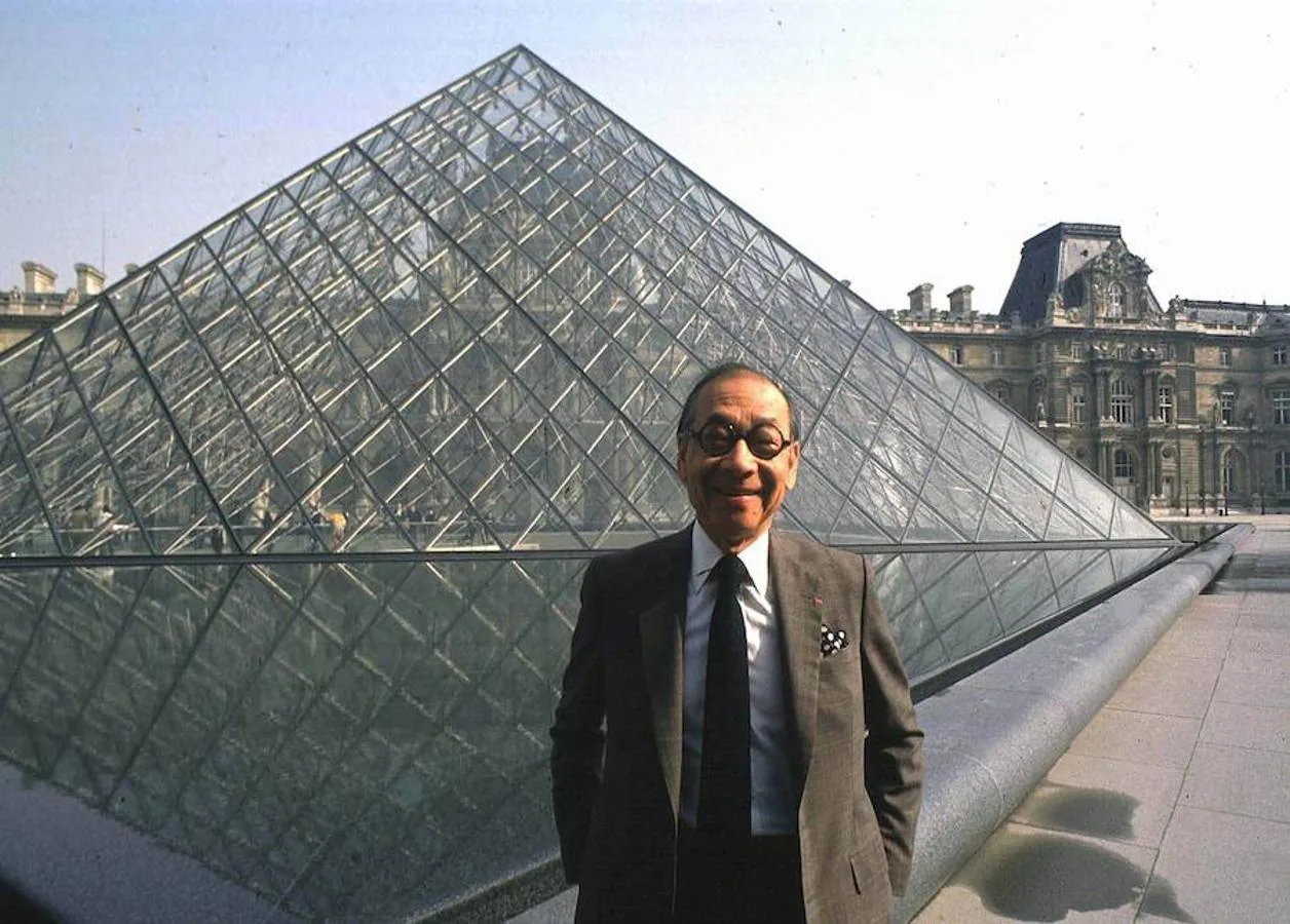El arquitecto Ieoh Ming Pei ha muerto este jueves a los 102 años. Diseñó edificios y rascacielos de todo el mundo, entre ellos, la pirámide del Louvre, el Museo Miho de Kyoto o la Nacional Gallery of Art en Washington. También fue ganador del Premio Pritzker, el galardón más prestigioso de la arquitectura. 