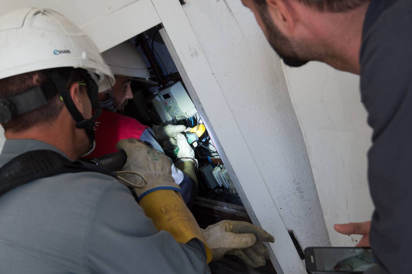 Empleados de compañías eléctricas, escoltados por agentes de la Policía Nacional, se desplazaron hasta los barrios de La Paz y de La Fama para desmontar decenas de enganches ilegales a la red eléctrica realizados por particulares.