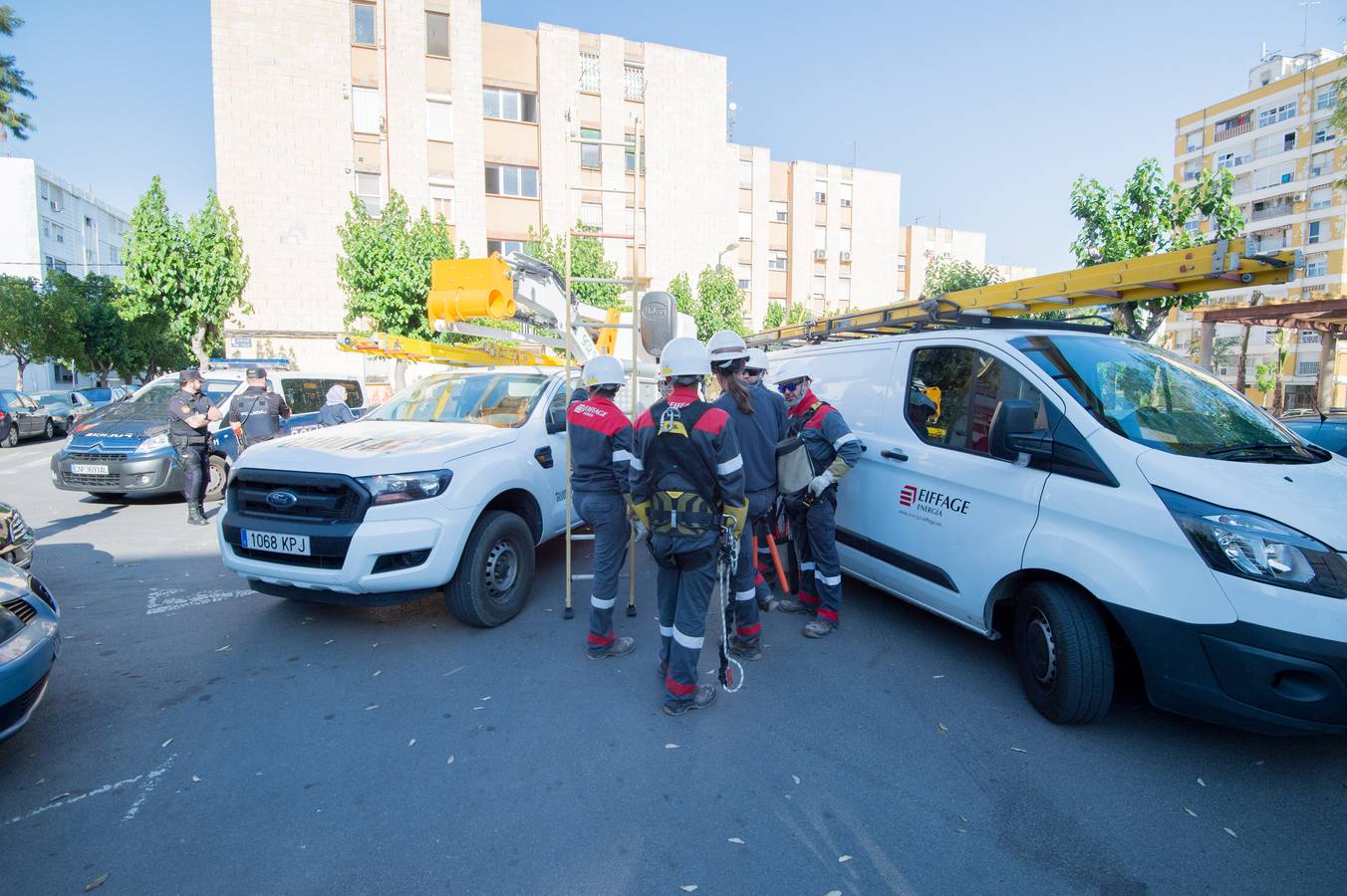 Empleados de compañías eléctricas, escoltados por agentes de la Policía Nacional, se desplazaron hasta los barrios de La Paz y de La Fama para desmontar decenas de enganches ilegales a la red eléctrica realizados por particulares.