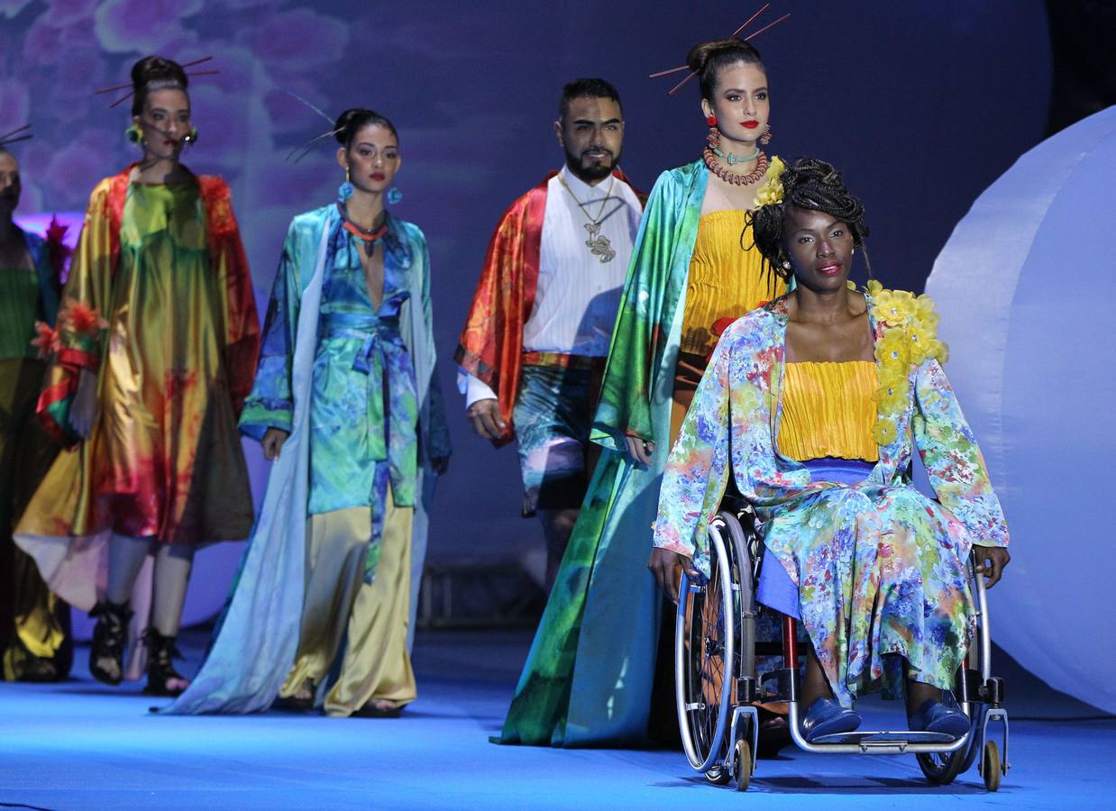 Varios modelos con discapacidad participan en la Pasarela de la Inclusión en Cali (Colombia). En este evento modelos discapacitados, comunidad LGTBI, víctimas de conflicto y comunidades afrocolombianas participan de un espacio de moda, en el que 18 diseñadores muestran colecciones haciendo énfasis en la inclusión.