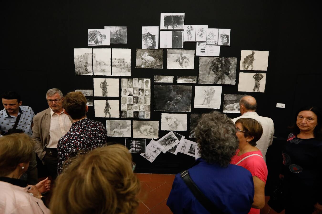 La muestra está compuesta por siete trípticos en blanco y negro, además de dibujos y material del estudio del artista