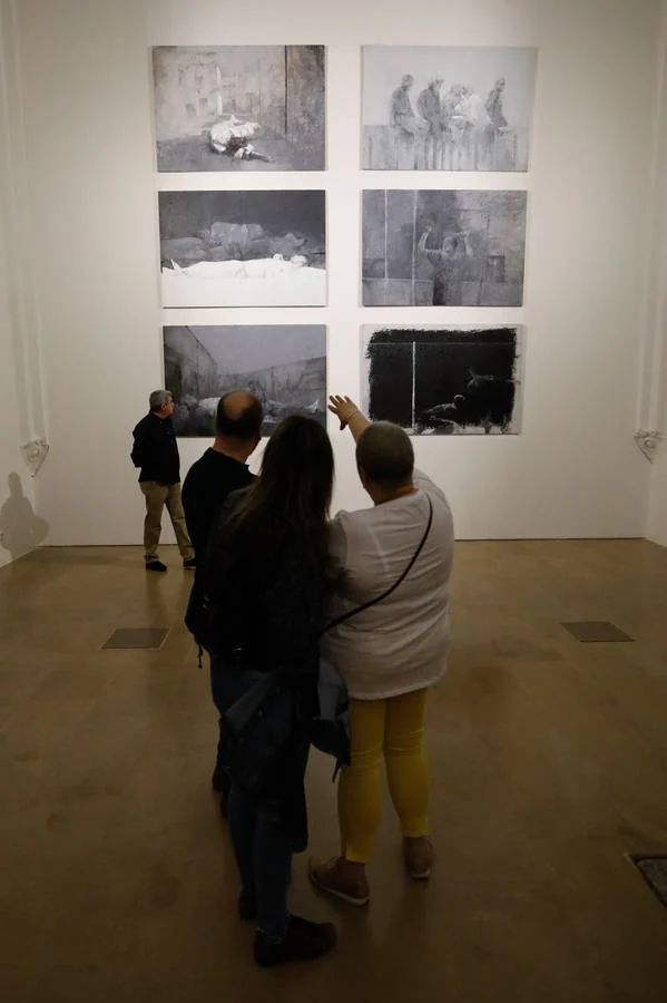 La muestra está compuesta por siete trípticos en blanco y negro, además de dibujos y material del estudio del artista