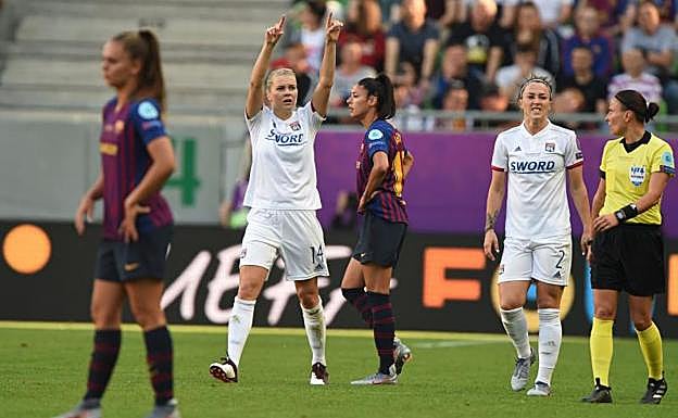 Ada Hegerberg, celebra uno de los goles ante la decepción de las jugadores del Barcelona.