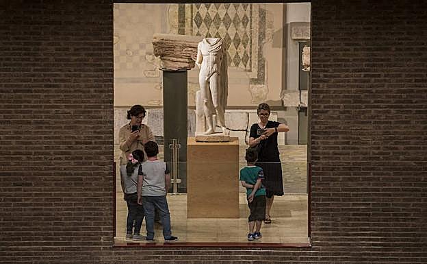 Participantes en las actividades del Día Internacional de los Museos en Cartagena.