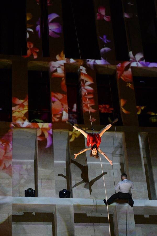 La fachada del edificio Moneo acogió anoche un espectáculo lleno de acrobacias, coreografías, luces, música y proyecciones para remover las conciencias sobre la necesidad del reciclaje.