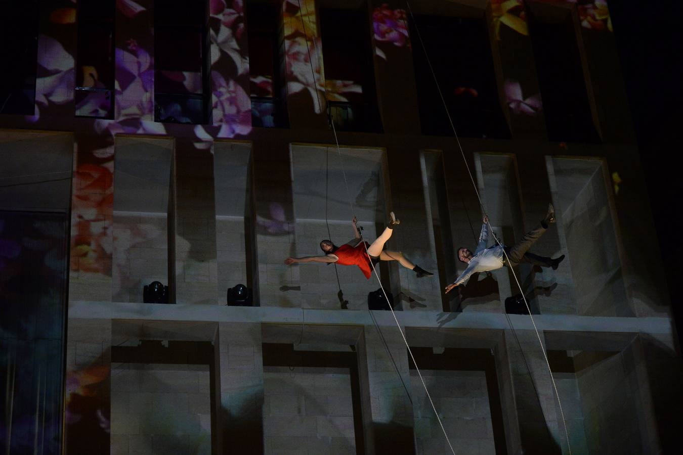 La fachada del edificio Moneo acogió anoche un espectáculo lleno de acrobacias, coreografías, luces, música y proyecciones para remover las conciencias sobre la necesidad del reciclaje.