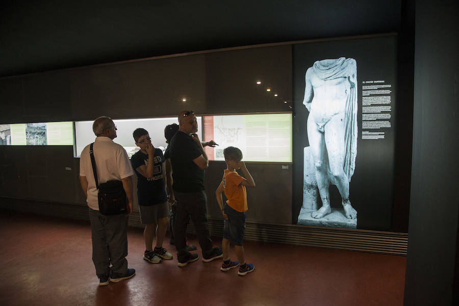 La ciudad portuaria se suma un año más la gran fiesta del arte y la historia con la celebración del Día Internacional de los Museos, que vuelve a atraer a numerosos visitantes, también de fuera de la Región y del extranjero