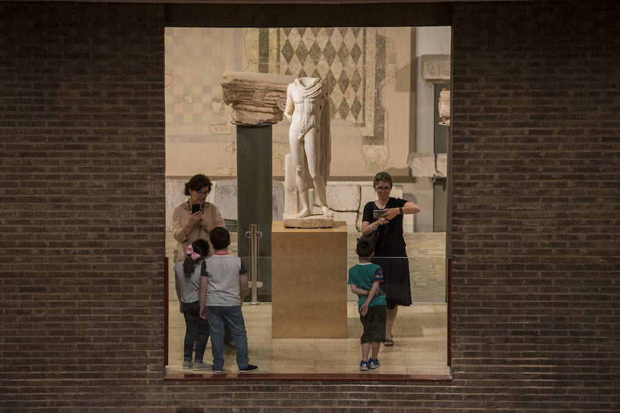 La ciudad portuaria se suma un año más la gran fiesta del arte y la historia con la celebración del Día Internacional de los Museos, que vuelve a atraer a numerosos visitantes, también de fuera de la Región y del extranjero