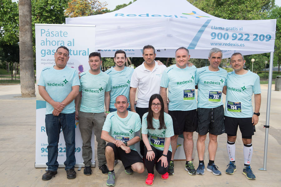 Más de 900 corredores participan en la prueba de 10 kilómetros, con salida y meta en el Paseo del Malecón, representando los colores de sus compañías