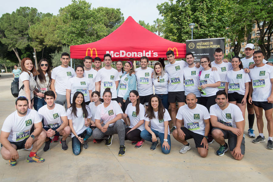 Más de 900 corredores participan en la prueba de 10 kilómetros, con salida y meta en el Paseo del Malecón, representando los colores de sus compañías