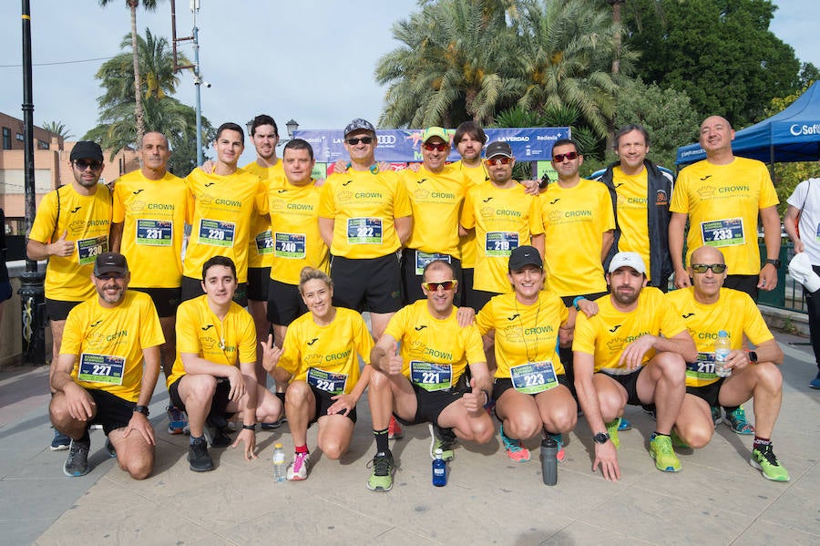 Más de 900 corredores participan en la prueba de 10 kilómetros, con salida y meta en el Paseo del Malecón, representando los colores de sus compañías